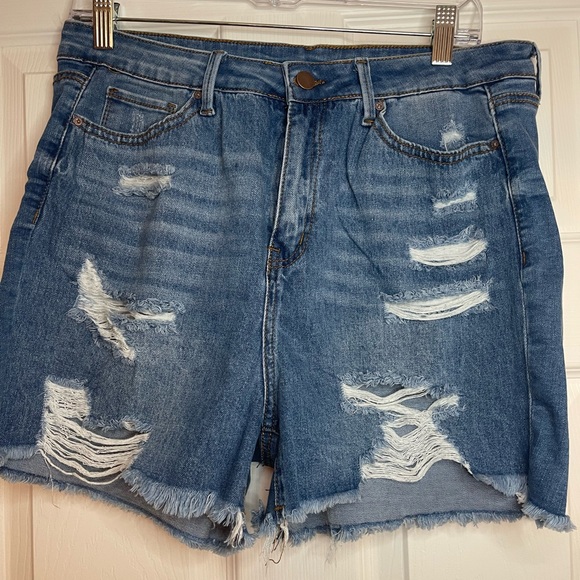 Curvy Distressed Denim Shorts. Size XL - Picture 4 of 6